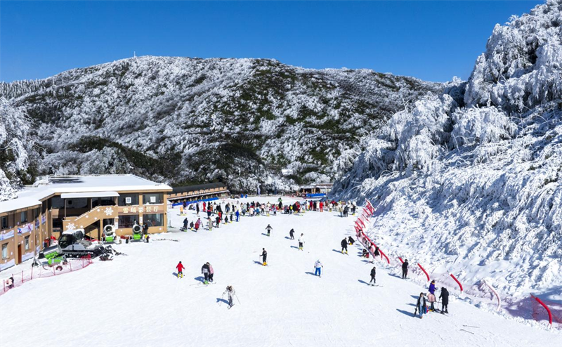 游客体验冰雪乐趣。通讯员 甘昊旻 摄